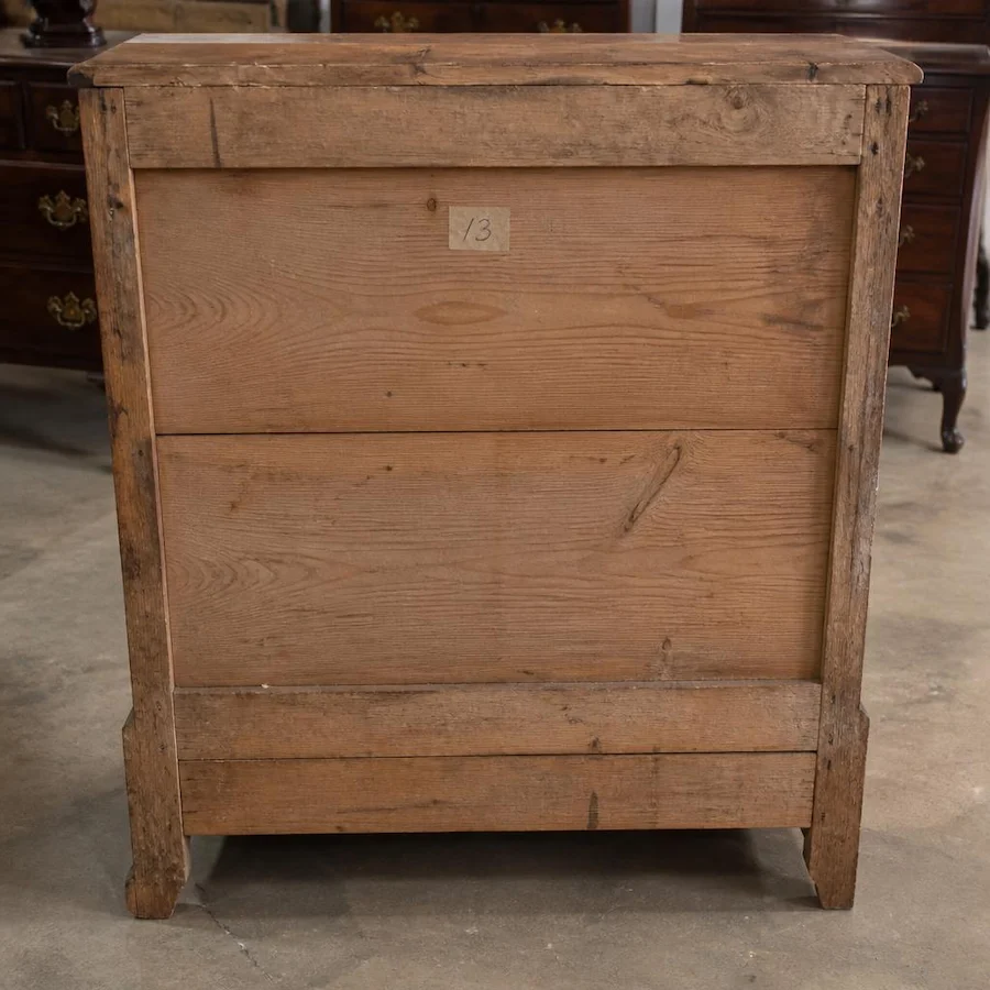 Dos d'un meuble ancien avec bois brut apparent